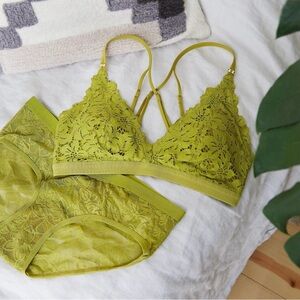 NWOT Aerie Palm Lace Padded Plunge Bralette